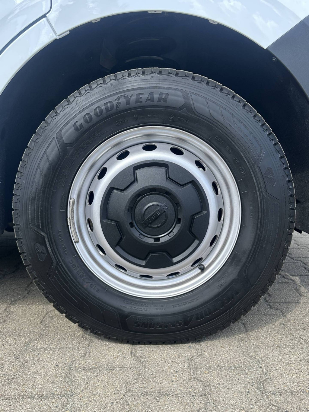 NISSAN Interstar KASTEN L3H2 35 DCI150 FWD MT N-CONNECTA ALLWETTERREIFEN ERSA