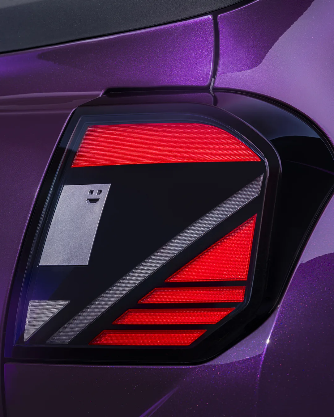 Rückleuchte des NISSAN PIXO mit Smiley-Detail
