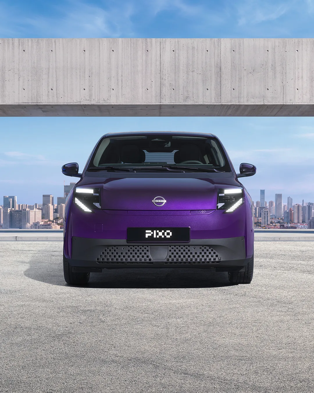 NISSAN PIXO von vorn mit Pixel-Kennzeichen und LED-Scheinwerfern