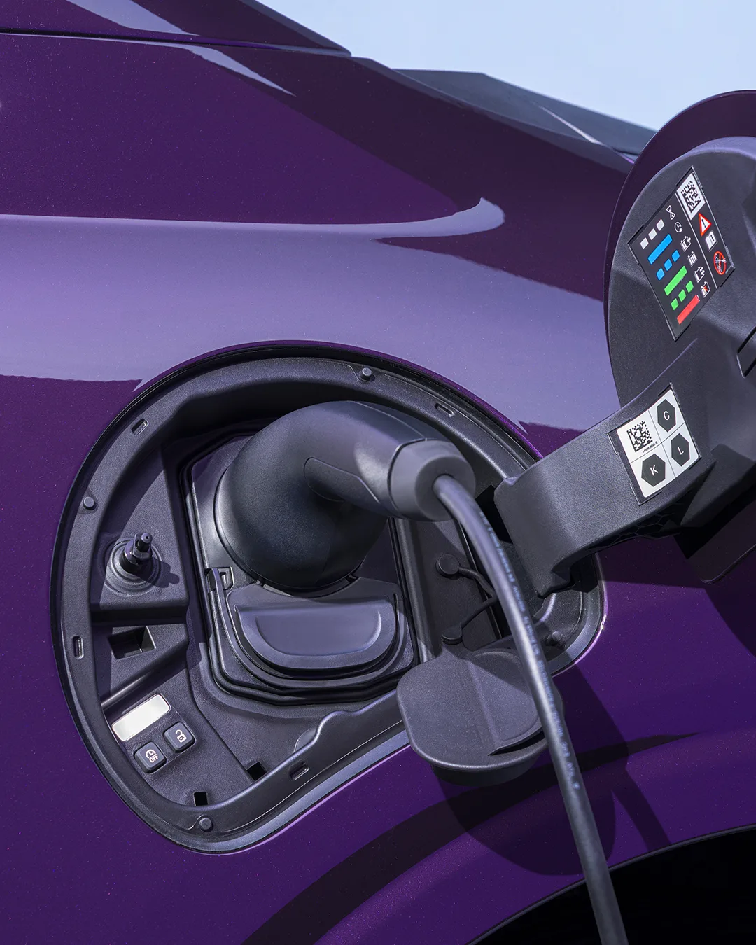 Ladeanschluss des NISSAN PIXO mit eingestecktem Ladekabel