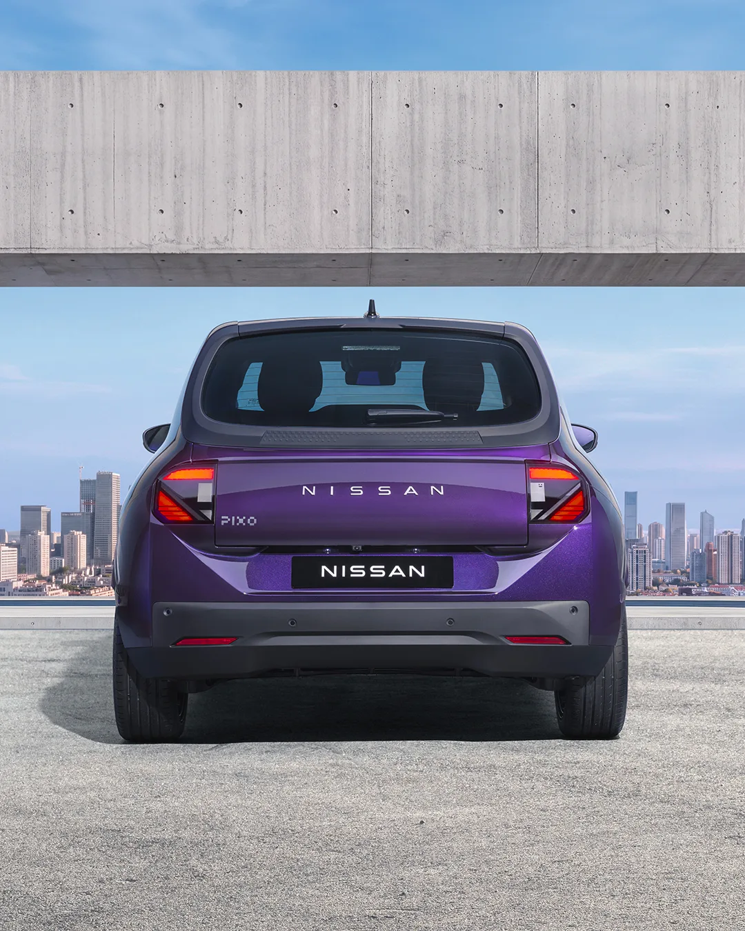 NISSAN PIXO von hinten mit NISSAN-Schriftzug